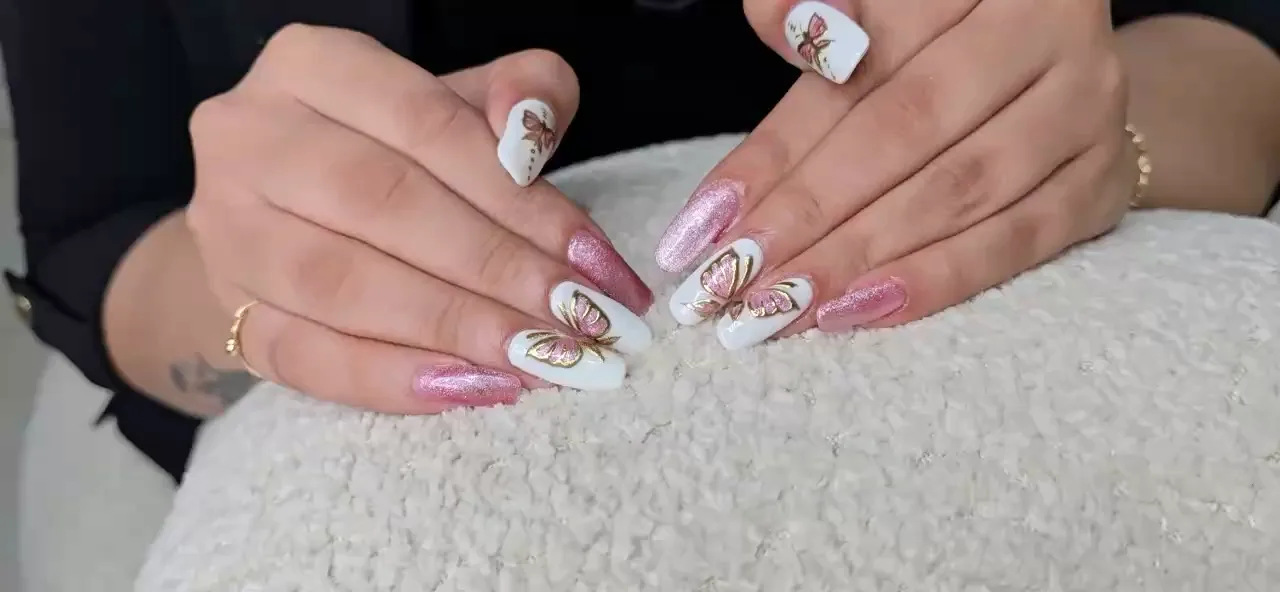 Ensemble d'ongles à motif papillon doré et rose chez Para Ella Dubaï