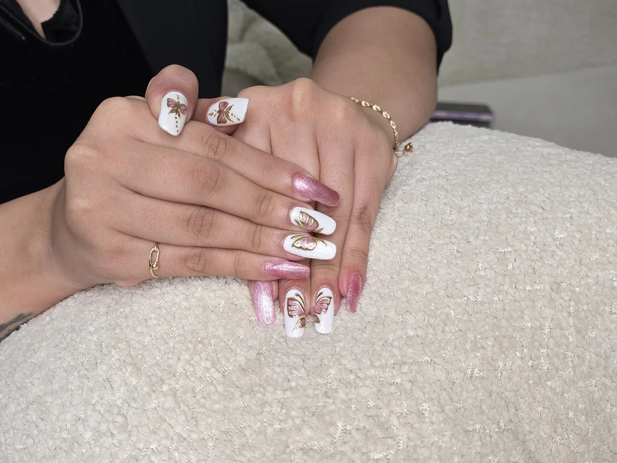 Ensemble complet d'ongles longs carrés, blanc brillant avec papillons dorés et nacre rose, Para Ella Dubaï