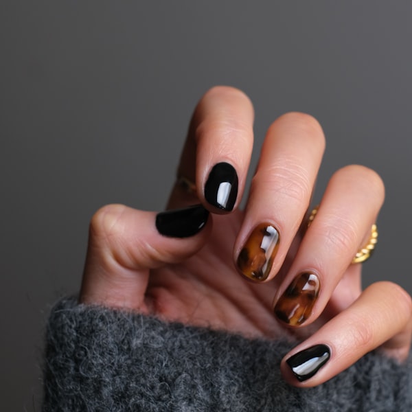 Gel manicure nail art Dubai Para Ella ladies salon