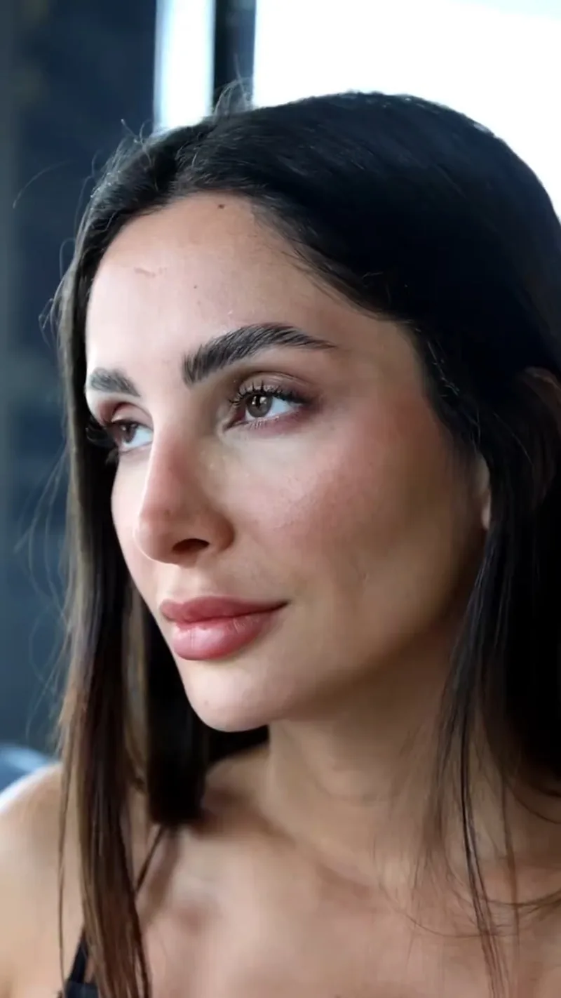 Diseño de cejas, primer plano nítido, Para Ella Dubái