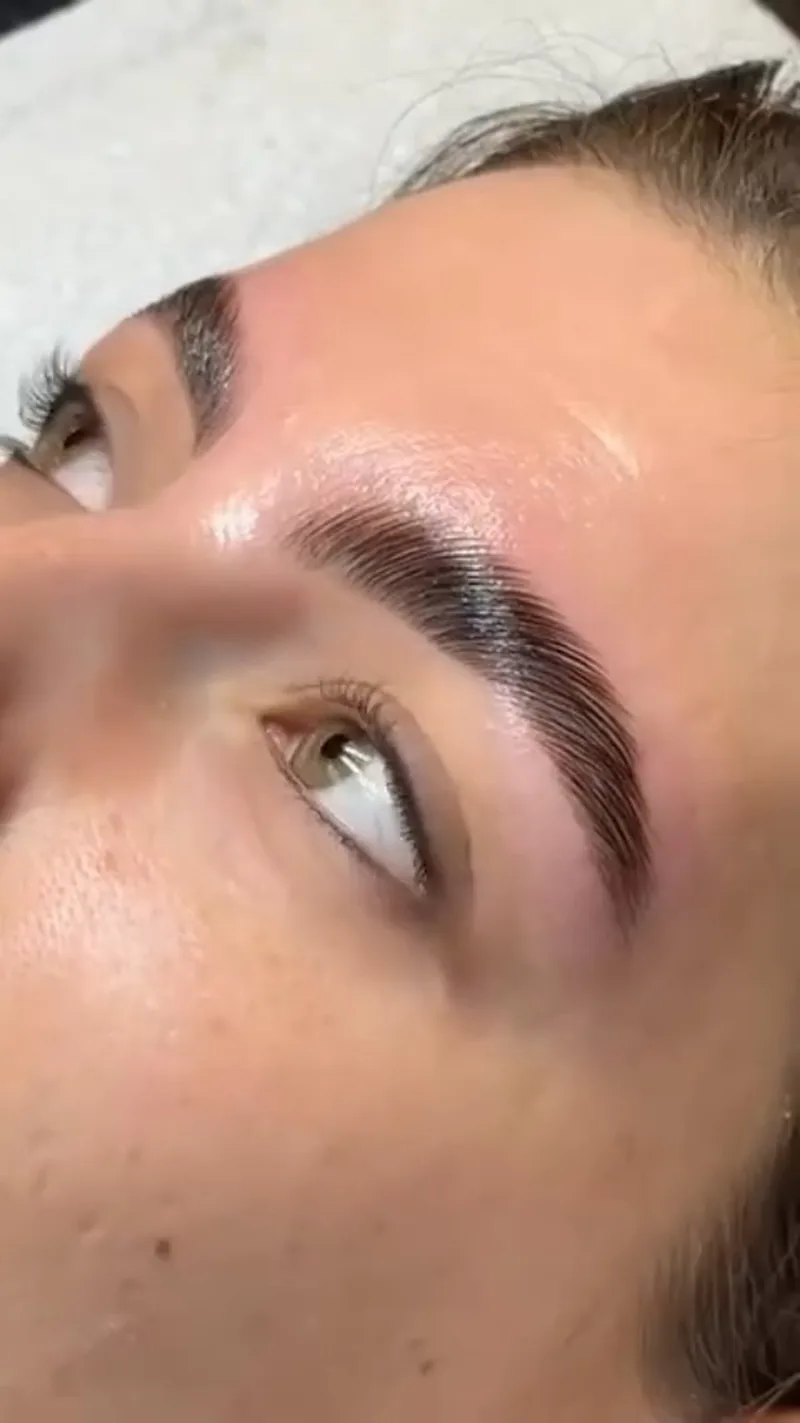 Depilación con cera y tinte de cejas, primer plano, Para Ella Dubái