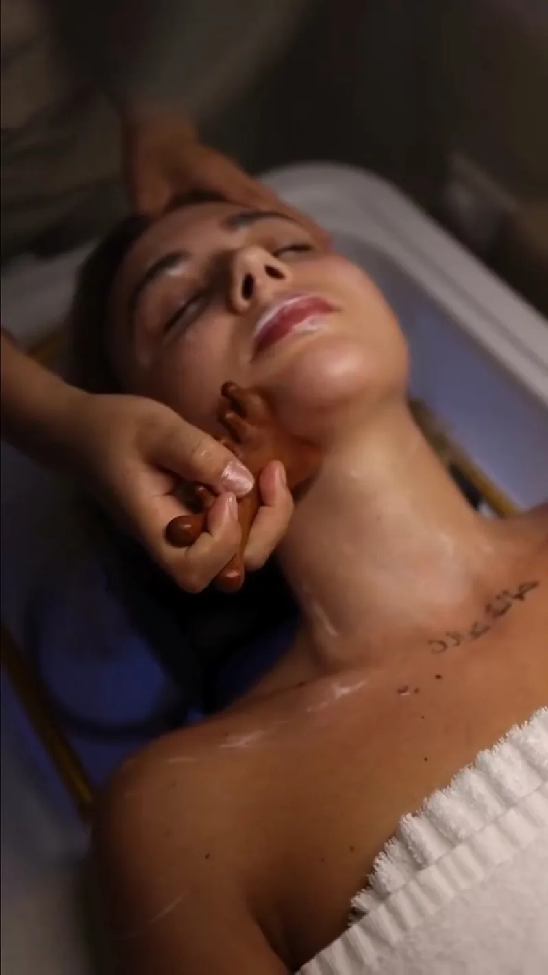 Masaje de espalda durante el tratamiento facial, Para Ella Dubái