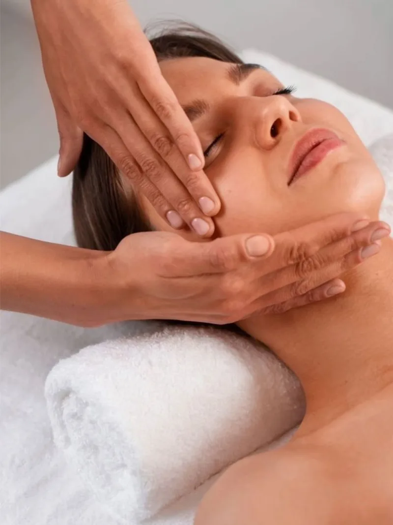 Manos expertas durante un tratamiento facial, Para Ella Dubái