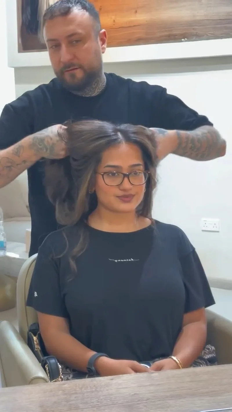 Estilista masculino terminando el peinado, Para Ella Dubái