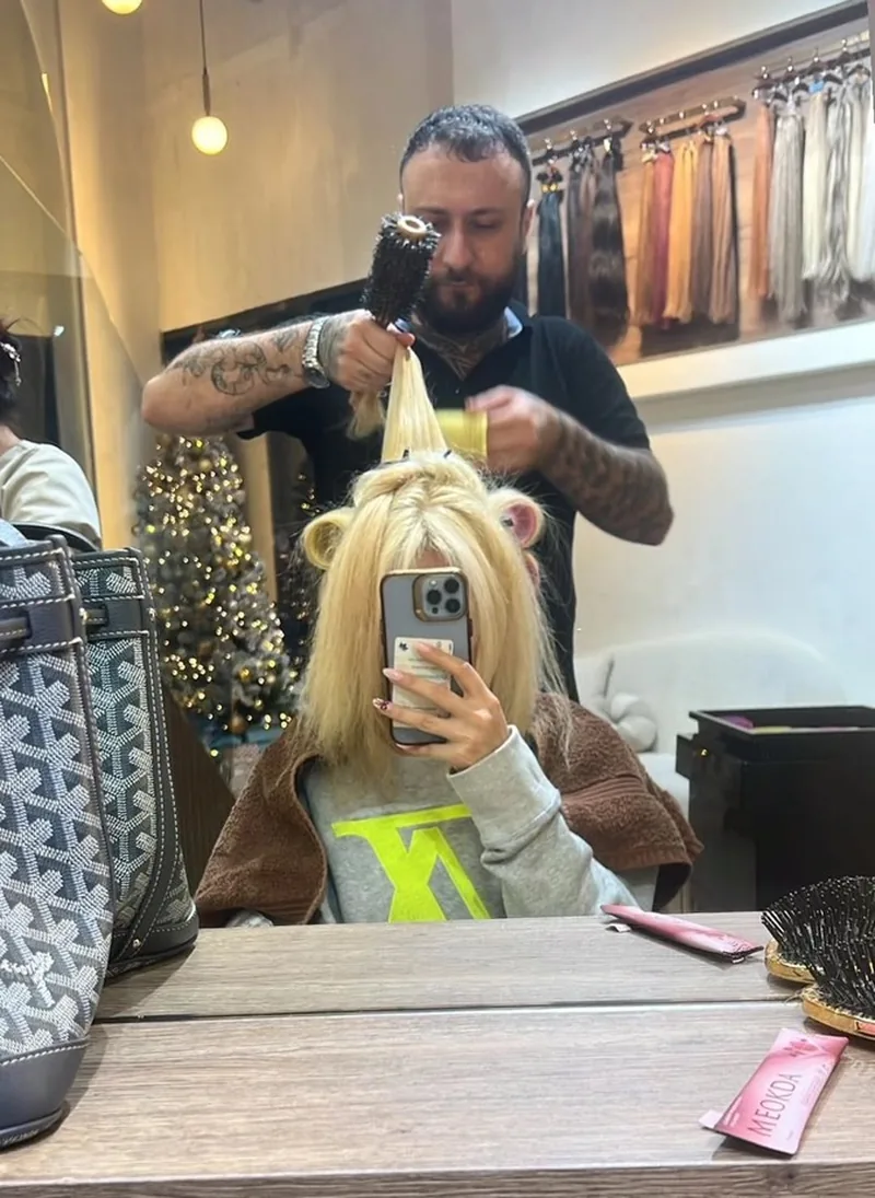 Selfie frente al espejo, cliente masculino, Para Ella Dubái