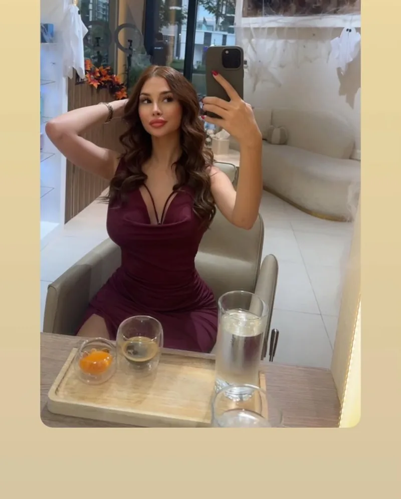 Selfie frente al espejo tras el peinado, Para Ella Dubái