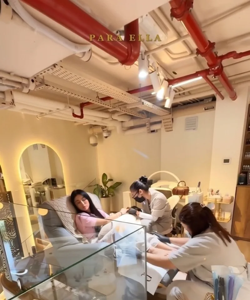 Personal del salón atendiendo a las clientas, Para Ella Dubái