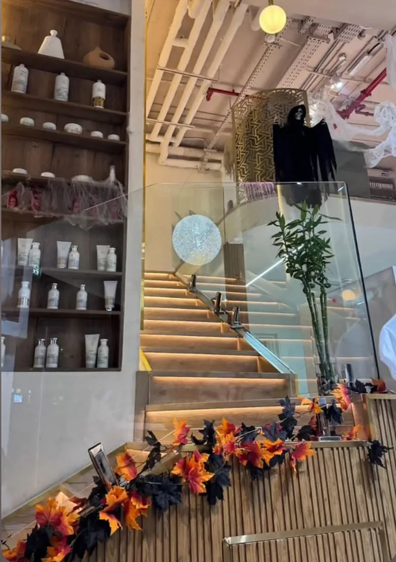 Escalera y zona comercial del salón, Para Ella Dubái