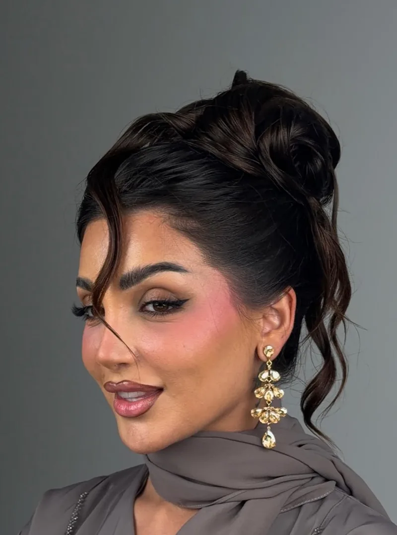 Retrato con maquillaje glam y recogido, Para Ella Dubái