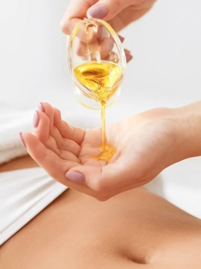 Aceite vertido para el masaje, Para Ella Dubái