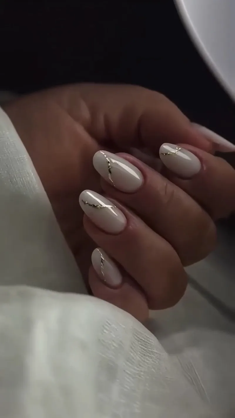 Uñas almendradas en blanco lechoso, Para Ella Dubái