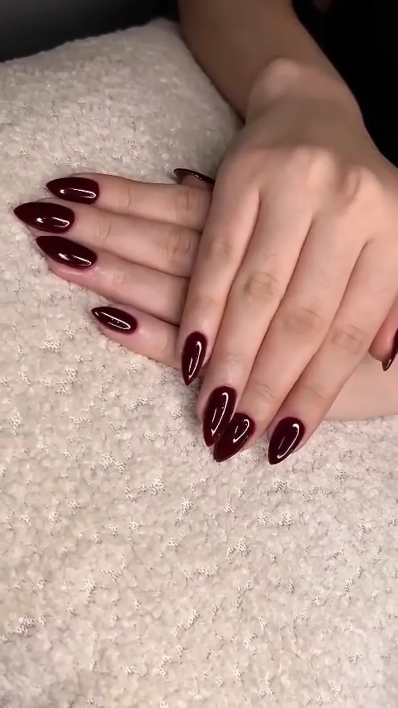 Uñas almendradas, Para Ella Dubái