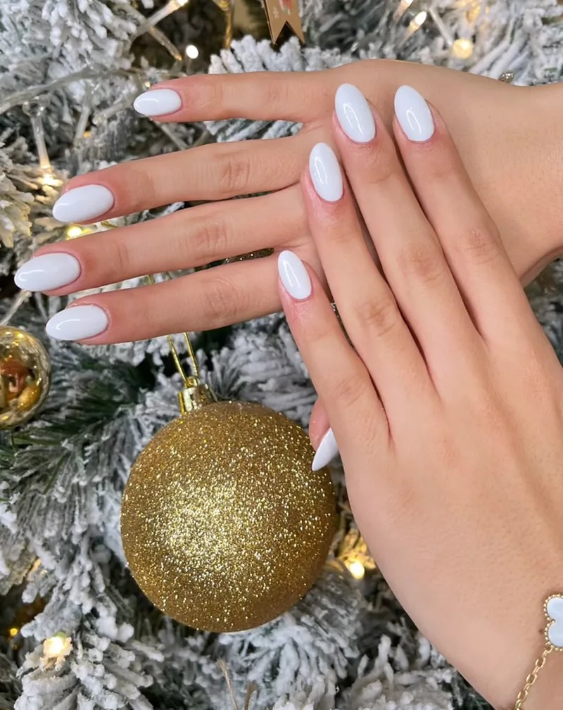 Uñas almendradas blancas con motivo navideño, Para Ella Dubái
