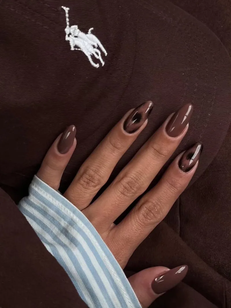 Uñas en tono aura marrón, Para Ella Dubái