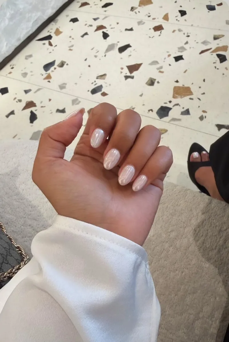 Uñas cromadas efecto terrazo con perla, Para Ella Dubái