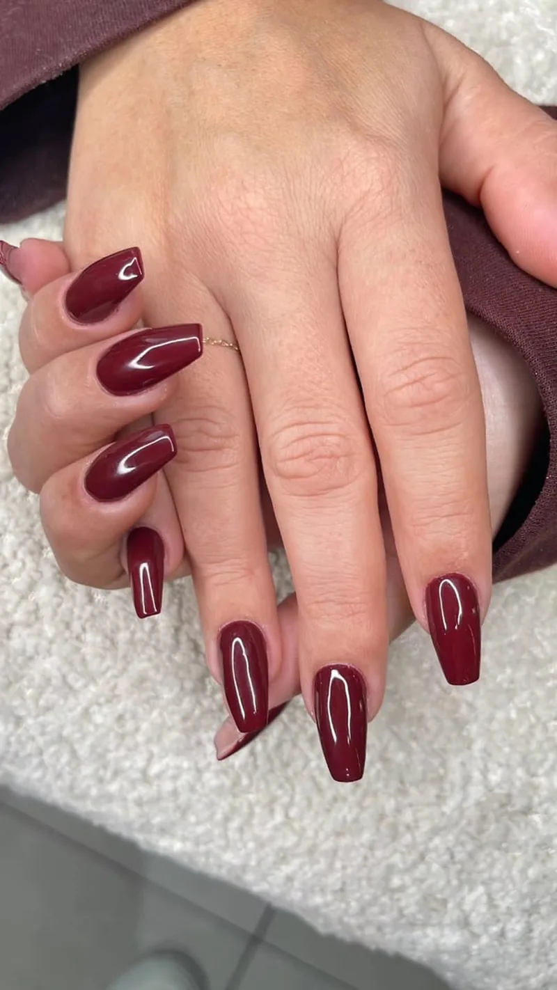 Uñas ataúd en burdeos intenso, Para Ella Dubái