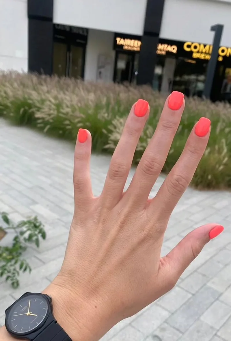 Uñas en tono coral, Para Ella Dubái