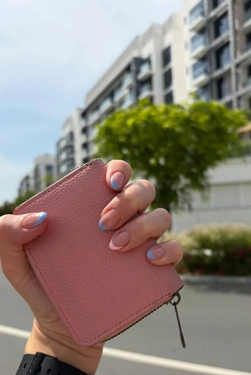 Manicura francesa con puntas azules, Para Ella Dubái
