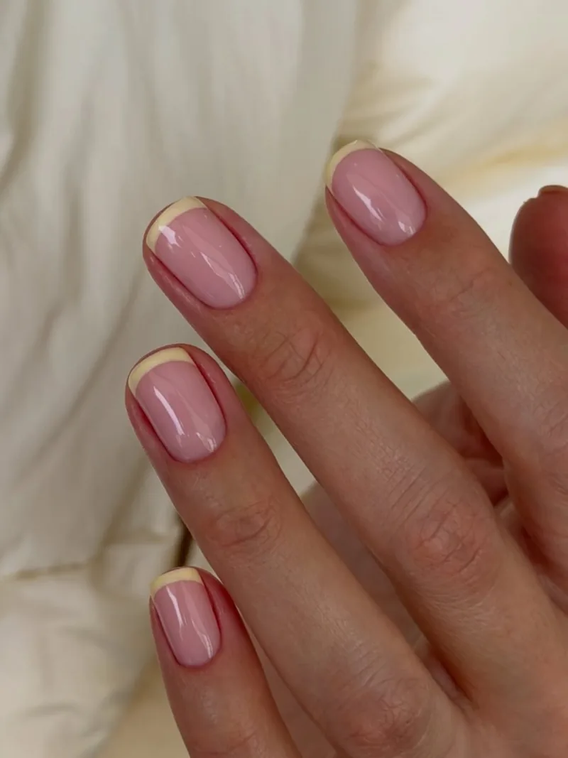Manicura francesa en tono mantequilla, primer plano, Para Ella Dubái