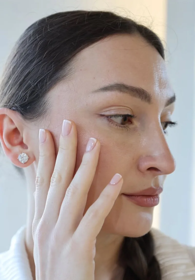 Manicura francesa junto al rostro de la modelo, Para Ella Dubái