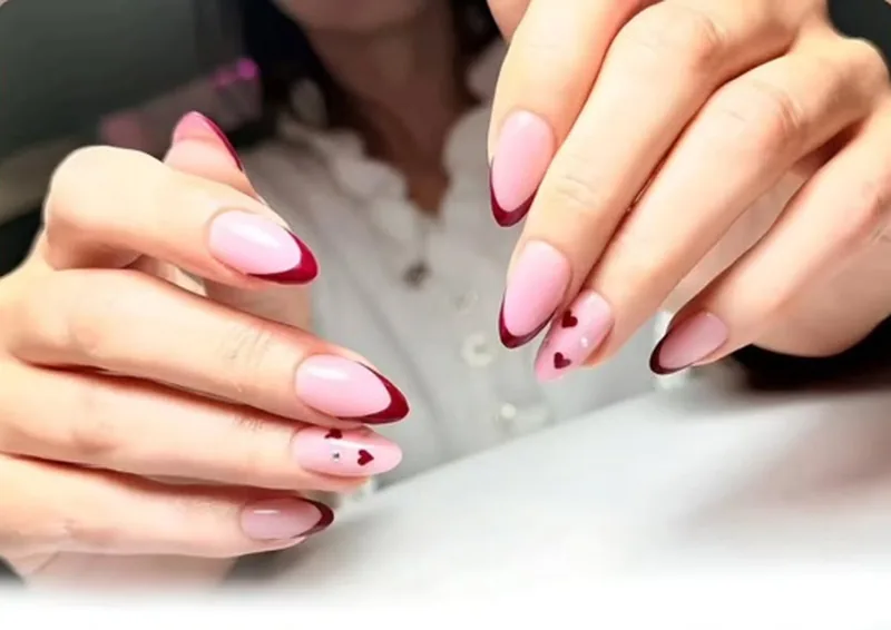 Manicura francesa con detalle de corazón rosa, Para Ella Dubái