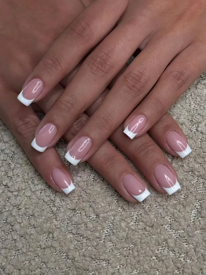 Manicura francesa en blanco, uñas cuadradas, Para Ella Dubái