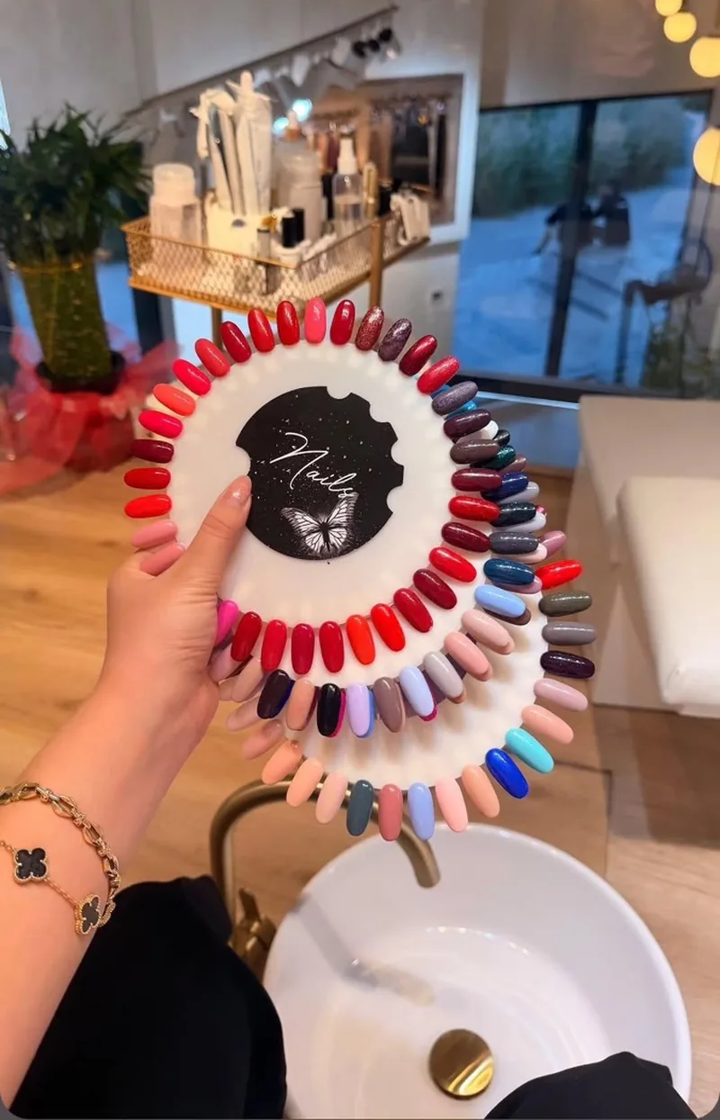 Mano sosteniendo una muestra de color, Para Ella Dubái