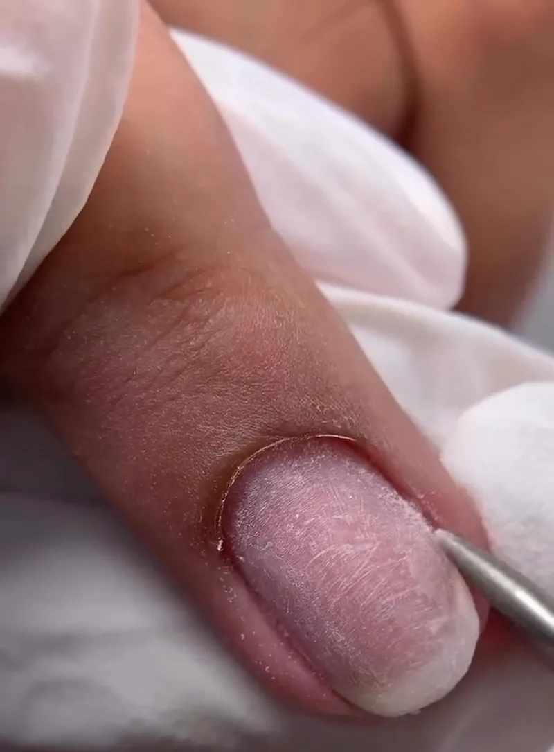 Uñas con banda inferior, primer plano, Para Ella Dubái