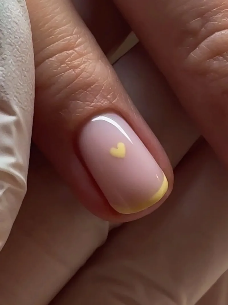 Uñas cortas en amarillo, primer plano, Para Ella Dubái