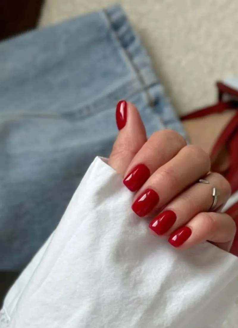 Manicura clásica en rojo, Para Ella Dubái