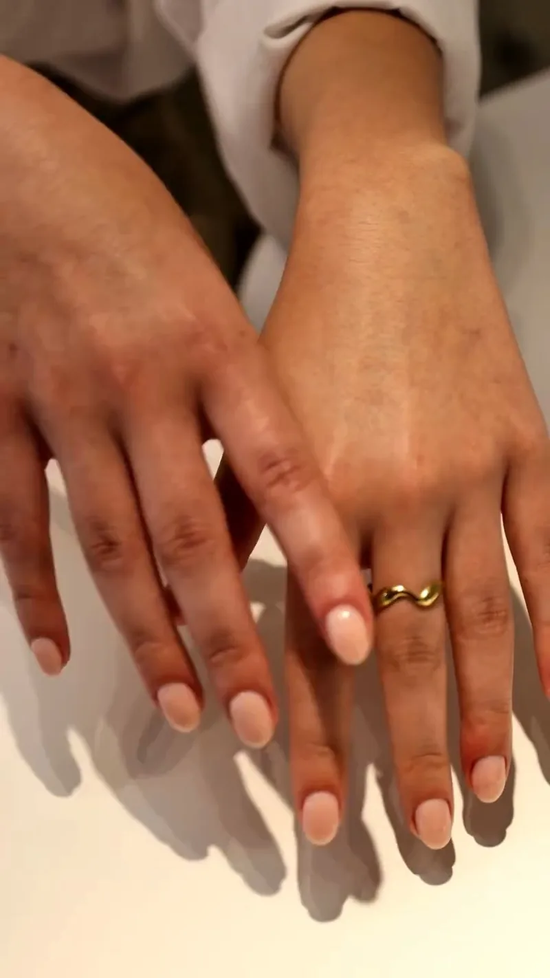 Manicura en nude y dorado, Para Ella Dubái