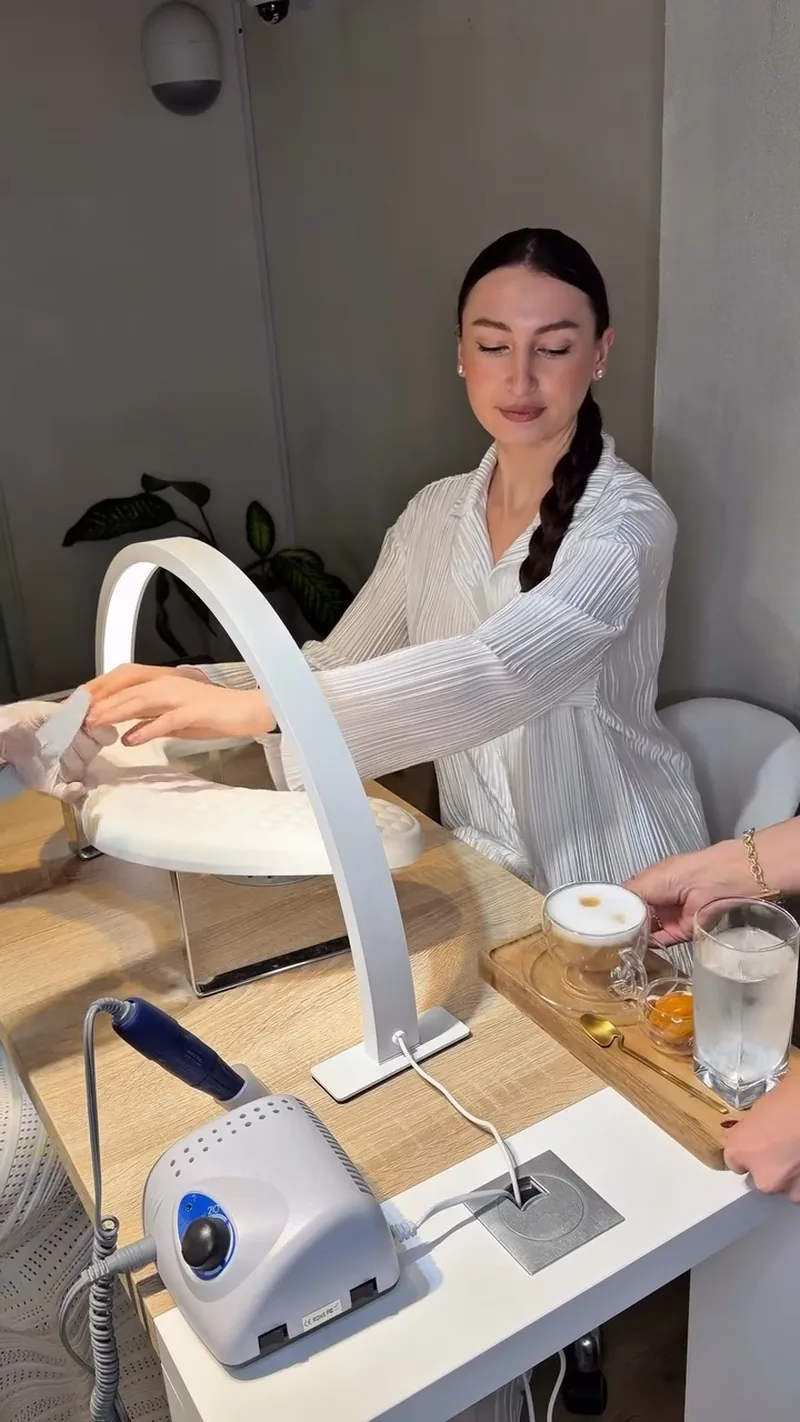 Proceso de manicura en el puesto de trabajo, Para Ella Dubái