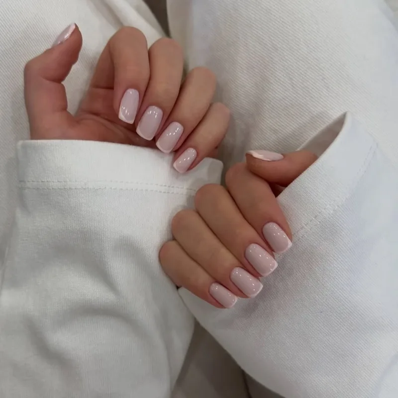 Uñas cortas en rosa lechoso, Para Ella Dubái