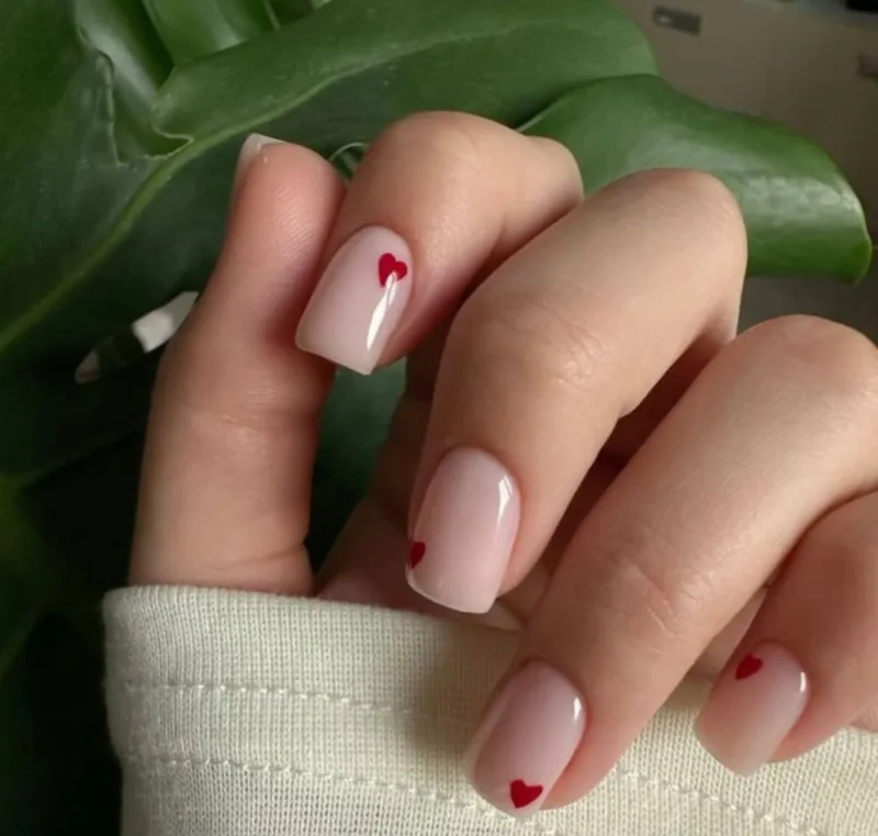 Uñas nude con detalle rojo, Para Ella Dubái