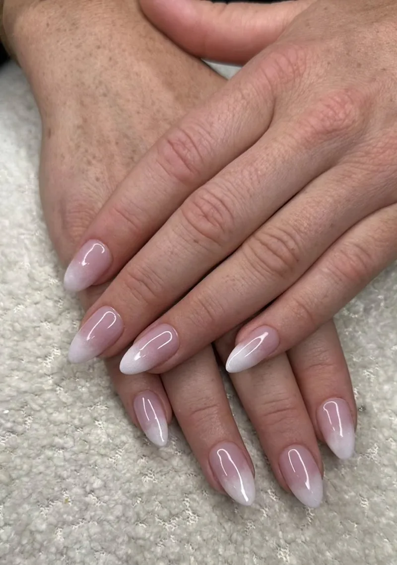 Uñas almendradas en degradado color crema, Para Ella Dubái