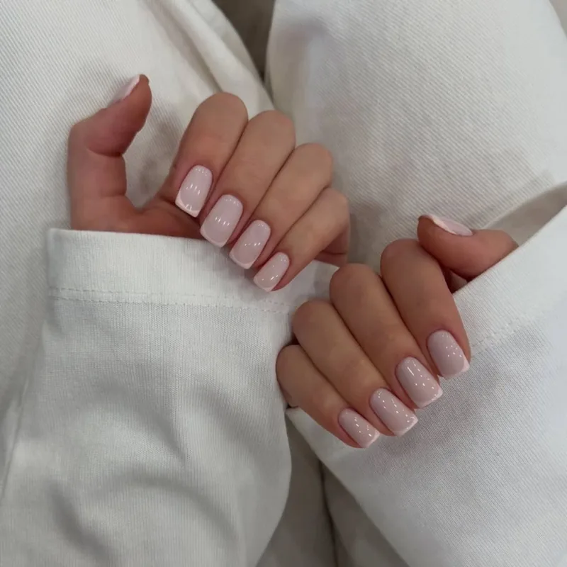 Uñas cuadradas en rosa lechoso, Para Ella Dubái