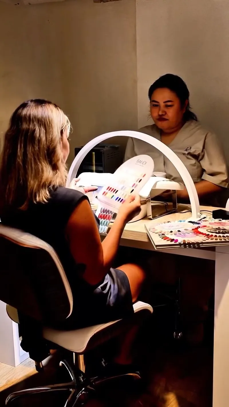 Diseño de uñas, primer plano bien iluminado, Para Ella Dubái