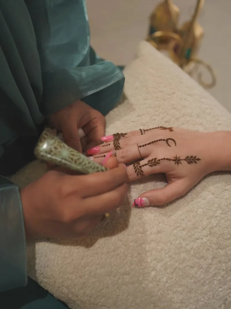 Aplicación de henna con cono, Para Ella Dubái