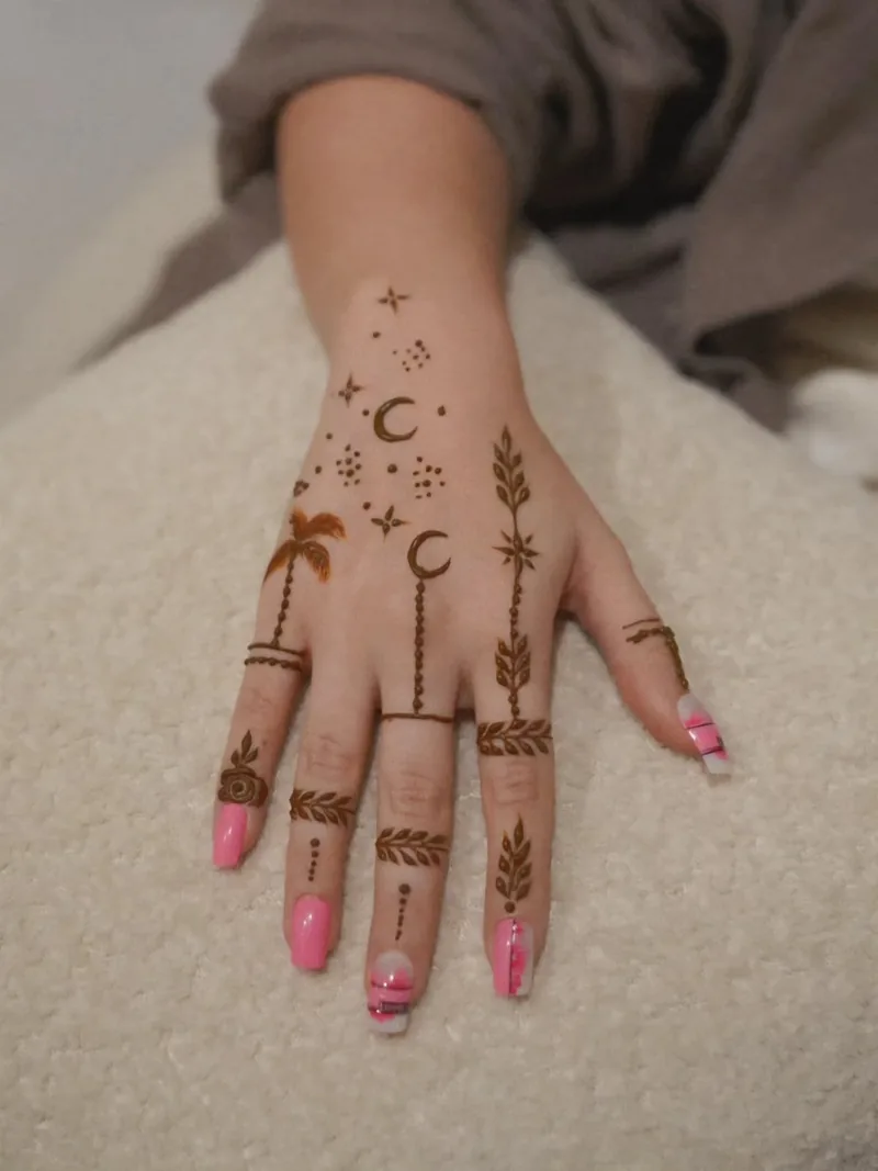 Diseño de henna en la palma, Para Ella Dubái