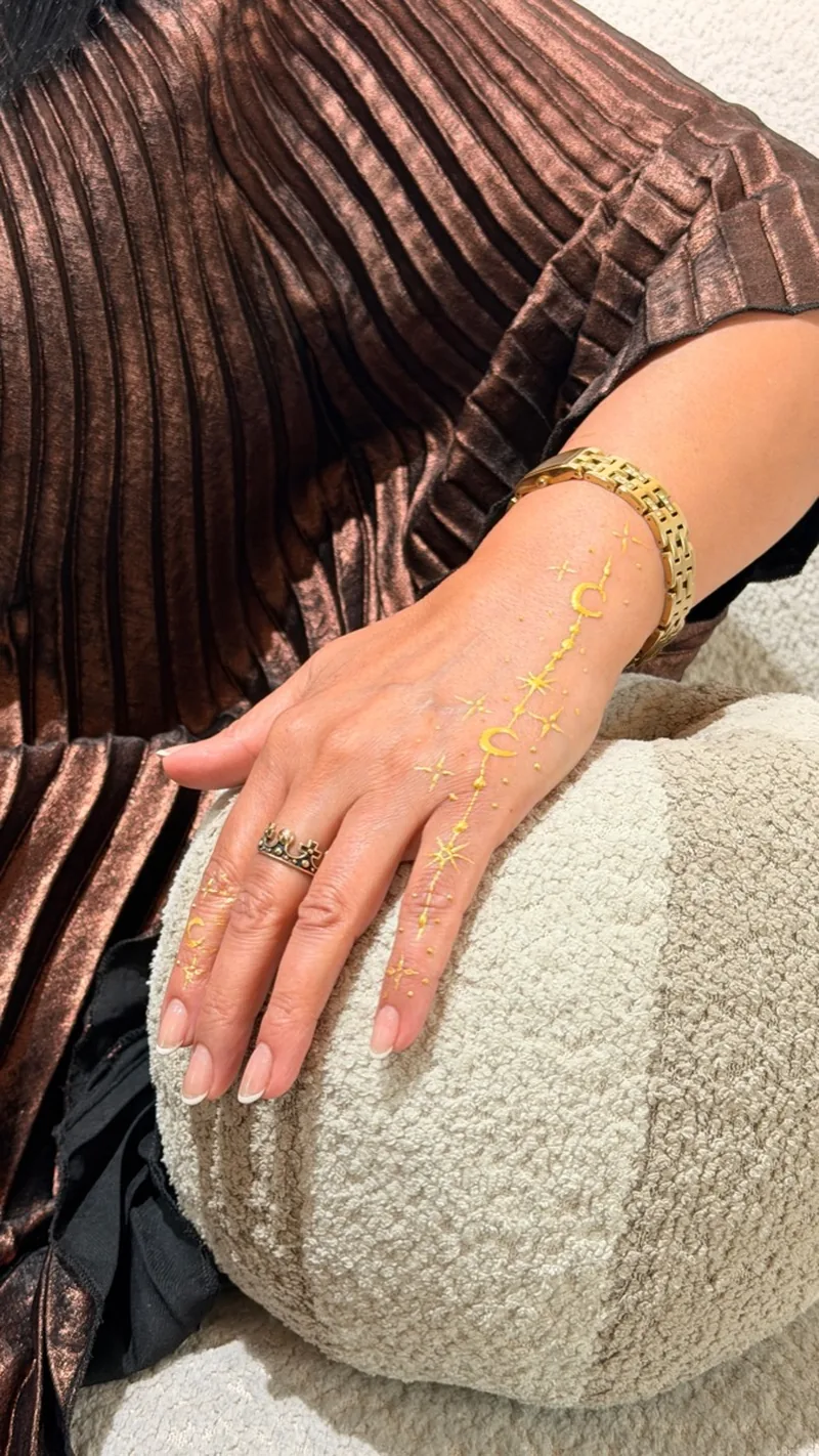 Henna dorada con motivo de estrella, Para Ella Dubái