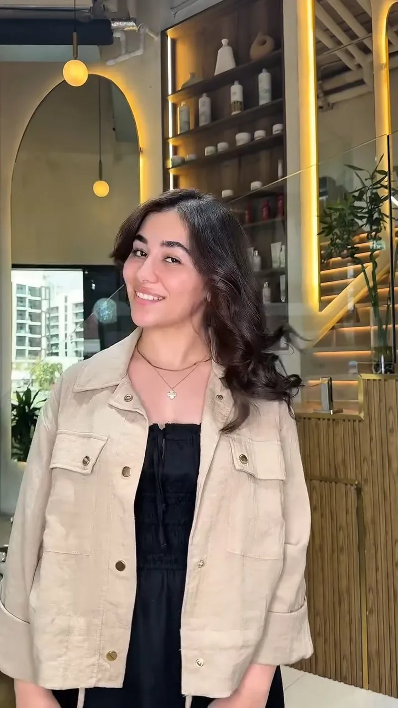 Equipo del salón con texto superpuesto, Para Ella Dubái