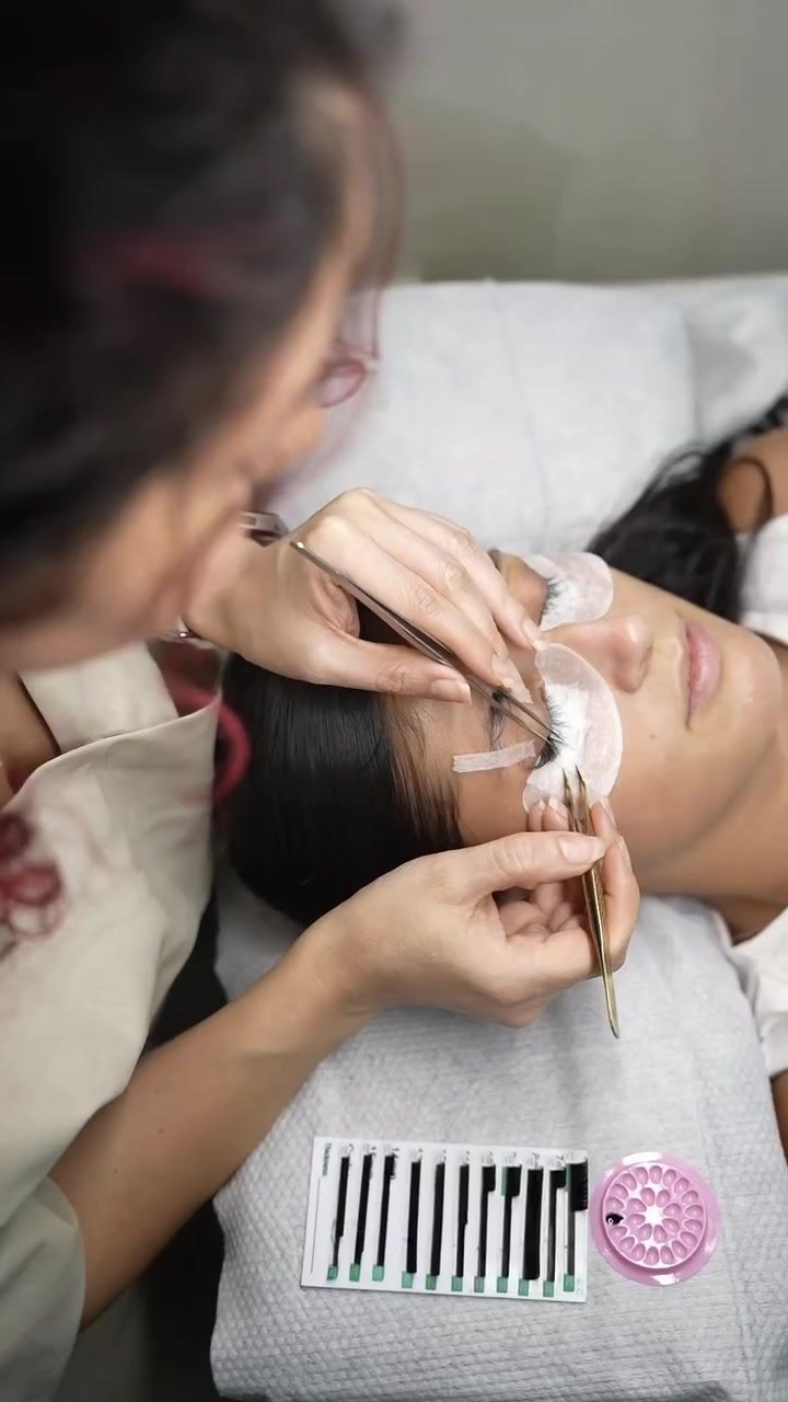Applying Individual Lash Extensions